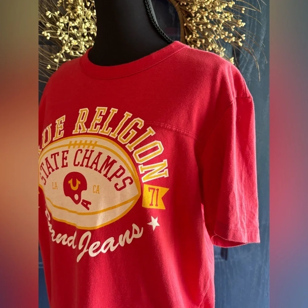 True Religion Brand Jeans T-Shirt Red Large Football Crew T-Shirt.